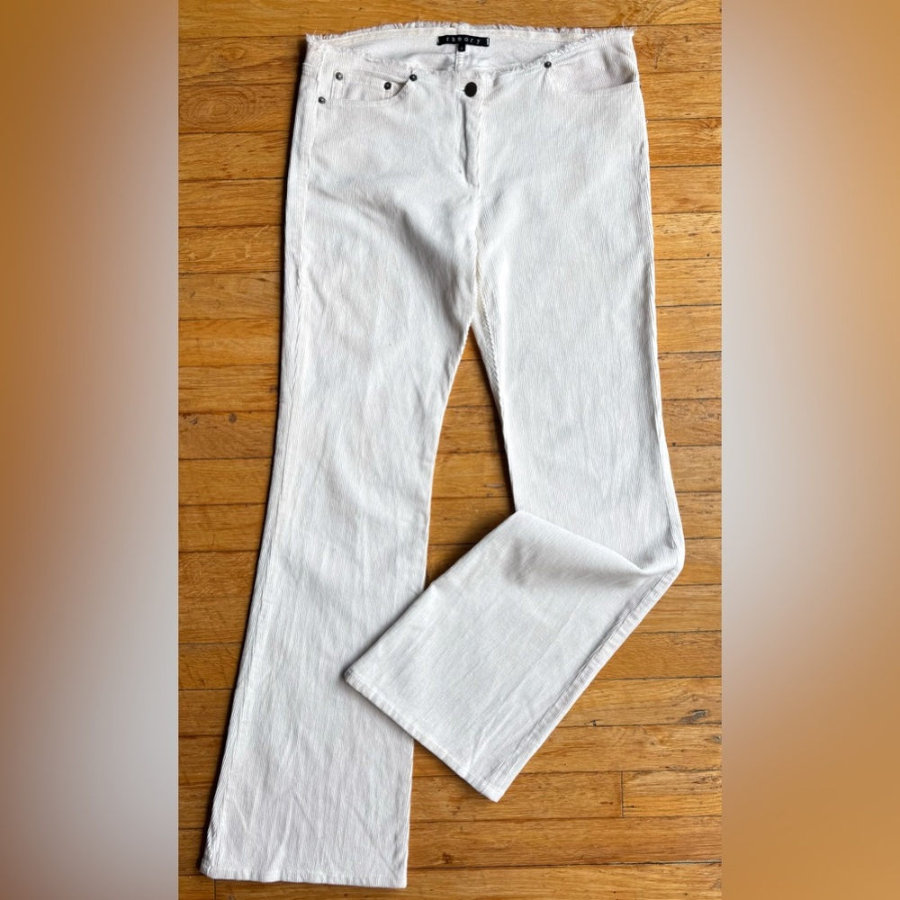 Theory Corduroy Low Rise, Boot Cut Women’s Pants
Never worn
Size 8 
Winter White